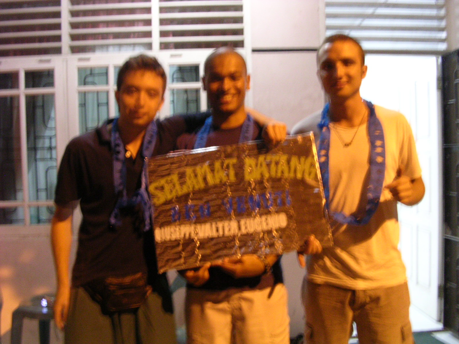 Eugenio, eu e Giuseppe com a faixa de Salamat Datang